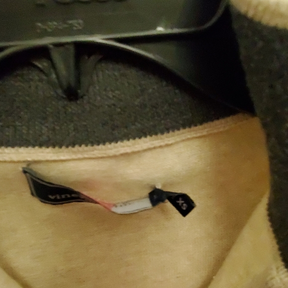 Vineyard Vines tan pullover - Picture 4 of 5